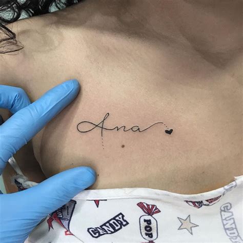 tatuajes en el pecho nombre|30 ideas de TATUAJES DE NOMBRES de。